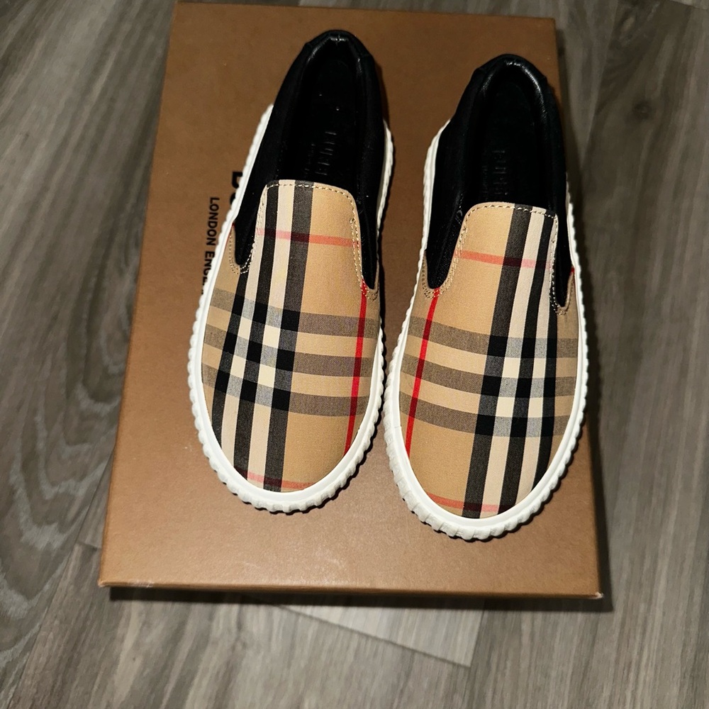Burberry Kids Sneakers in Beige and Black